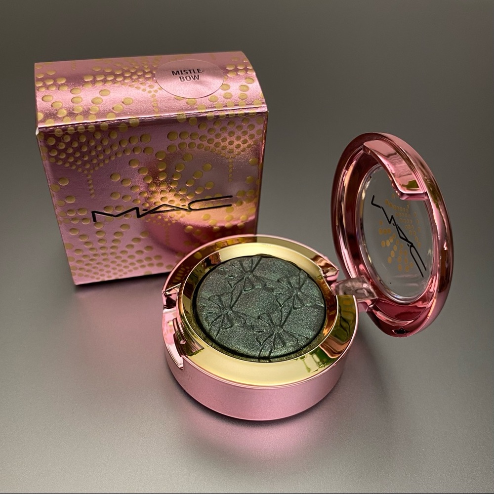 MAC “Mistle-Bow” Sparkler Eyeshadow